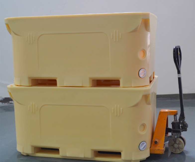 Heavy-duty insulated box Heavy-duty insulated box